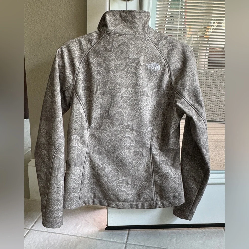 *NEW* - NORTH FACE "WOMEN'S' NEVER STOP EXPLORING JACKET (SMALL) - Picture 3 of 13